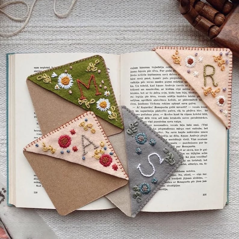 Christmas gift🎁Personalized Hand Embroidered Corner Bookmark